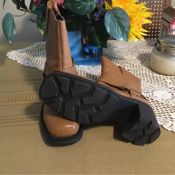 BARE TRAPS MOTO TAN LEATHER BOOTS/ NWOT/SIZE 7.5/ 1/2” FRONT WEDGE/3” HEEL - Picture 3 of 5